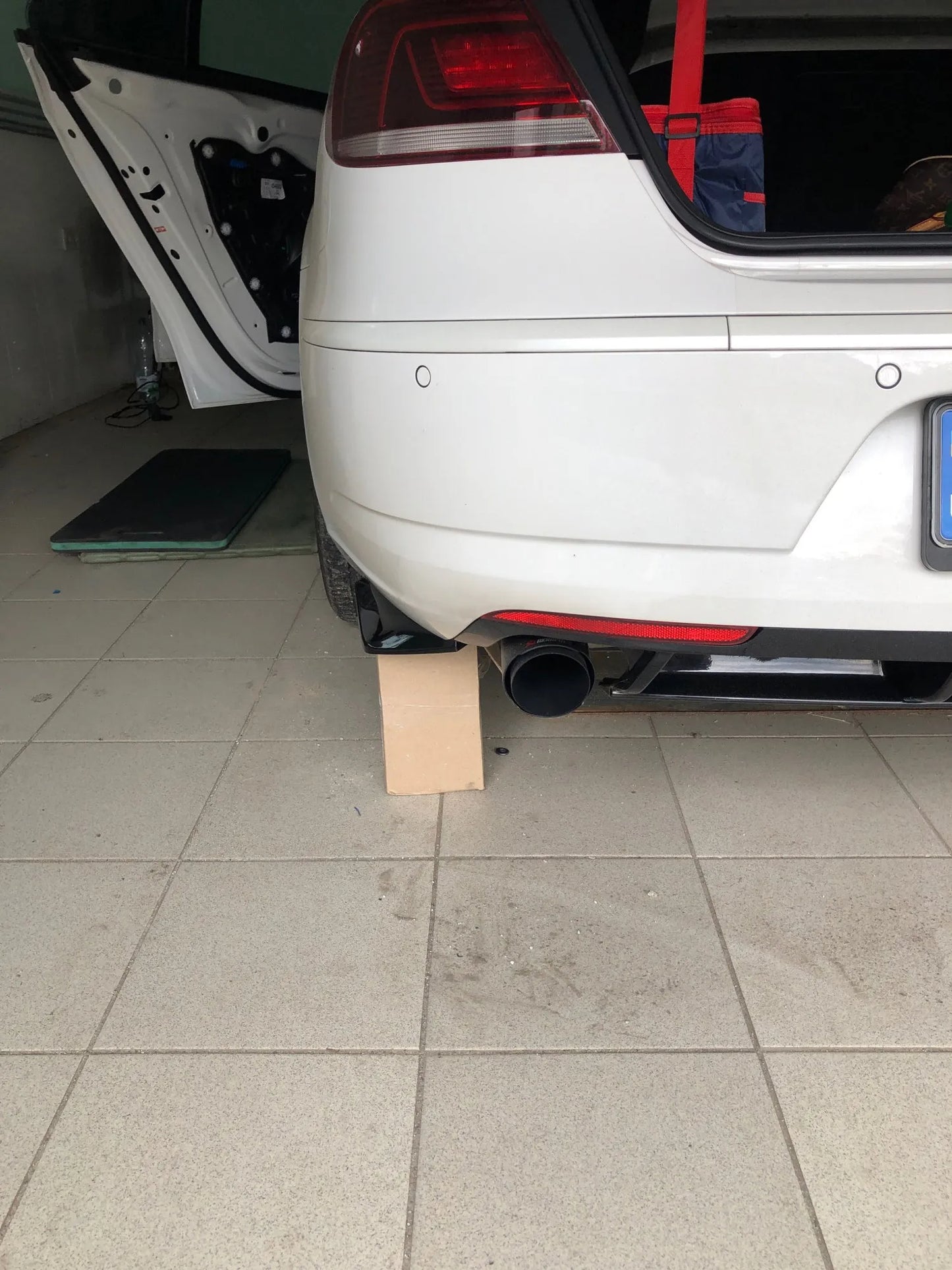UNIWERSALNE DOKŁADKI TYLNEGO ZDERZAKA CZARNY POŁYSK BWM VW SKODA AUDI